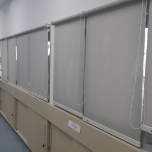 pemasangan-roller-blind-kantor pemasangan roller blind kantor
