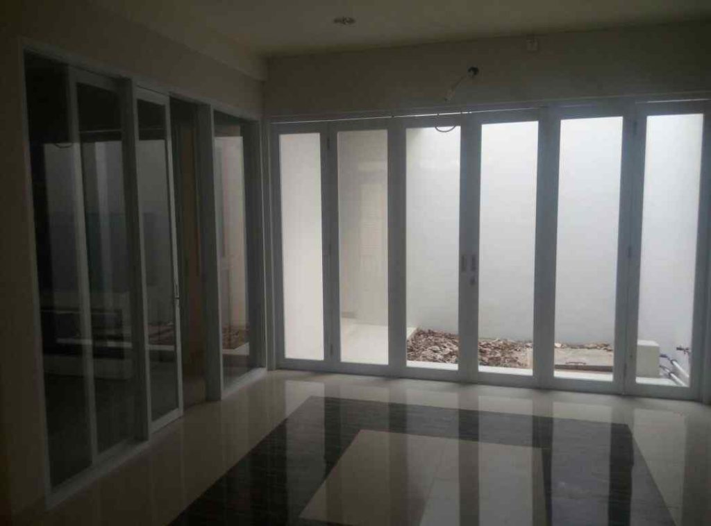 Pemasangan Aluminium Untuk Interior Bangunan 2 Pintu Lipat di Rumah