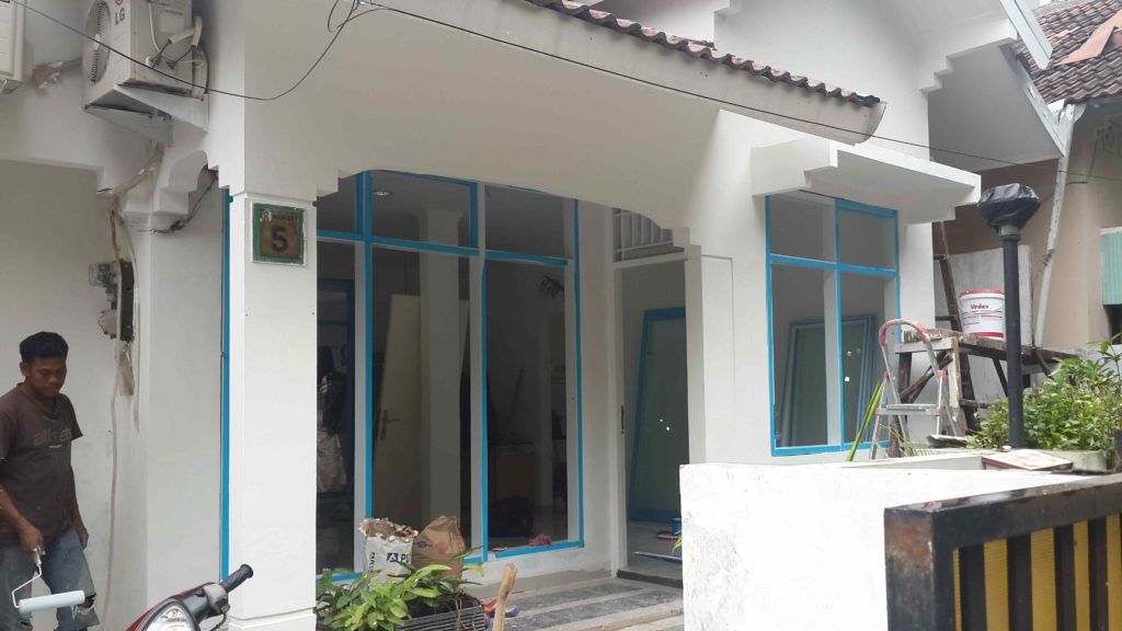Pemasangan Aluminium Untuk Interior Bangunan 3 Pemasangan Aluminium pada Pintu dan Jendela Rumah