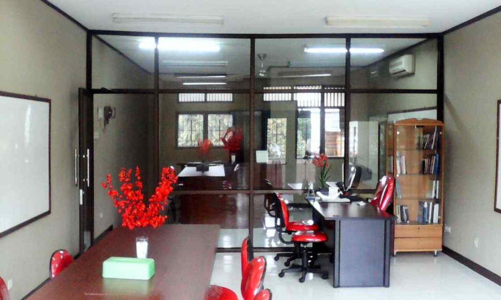 Pemasangan Aluminium Untuk Interior Bangunan 4 Pintu dan Partisi Kantor