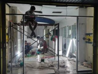 Proses renovasi apotek century ragunan