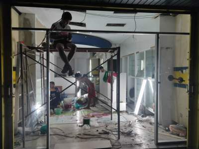 Proses renovasi apotek century ragunan