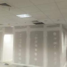 Pemasangan partisi gypsum dengan peredam rockwool Pemasangan partisi gypsum dengan peredam rockwool